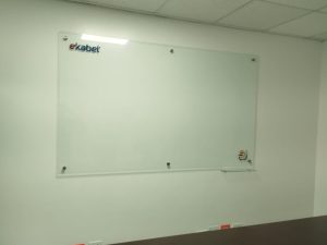 pizarra de vidrio con diseño