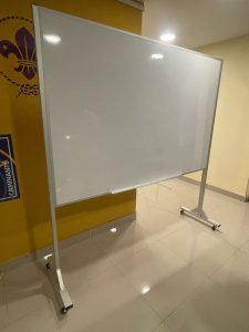 pizarra móvil con parantes